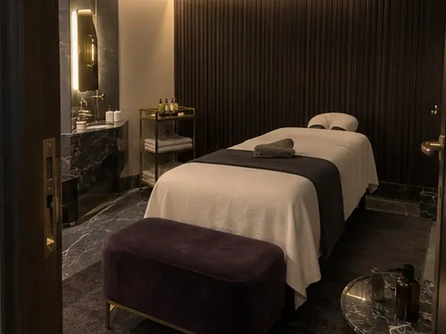 Mermer lavabolu odada masaj masası ve puf — Beşyol, Masaj Salonun