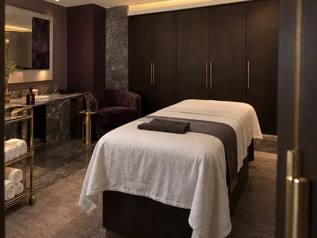 Koyu ahşap dolaplı odada hazırlanmış masaj masası — Beşyol, Masaj Salonun
