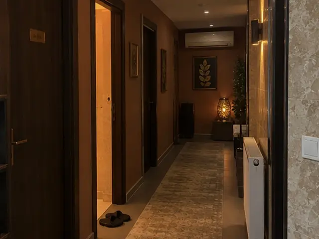 Havlu rafı ve terlikleriyle salon koridoru — Beşyol, Masaj Salonun